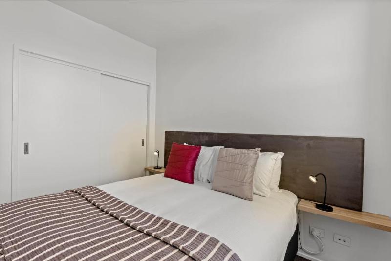 Iconic Skyline Modern Abode with Free Parking - image 13