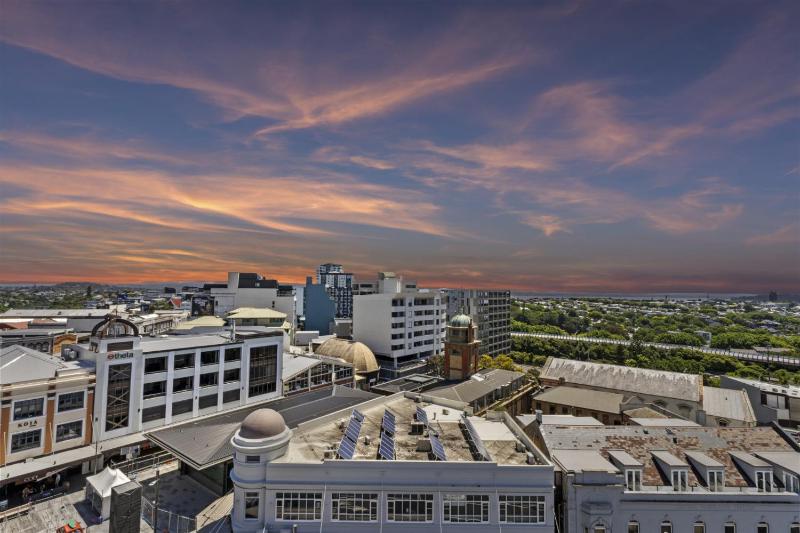 Iconic Skyline Modern Abode with Free Parking - image 12