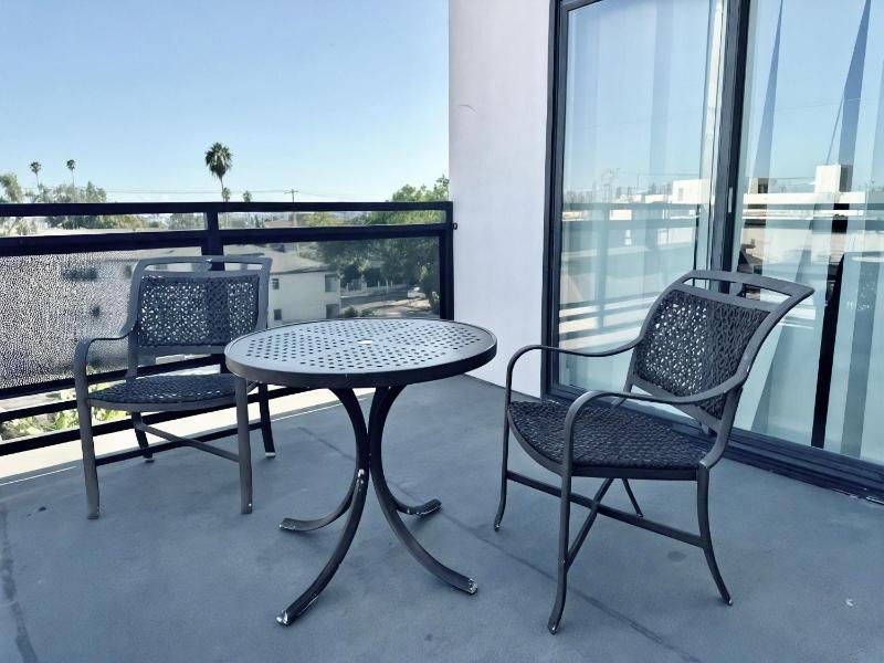 Hollywood Living 3 to 5 BR Townhomes ENTIRE HOME just for you - image 7