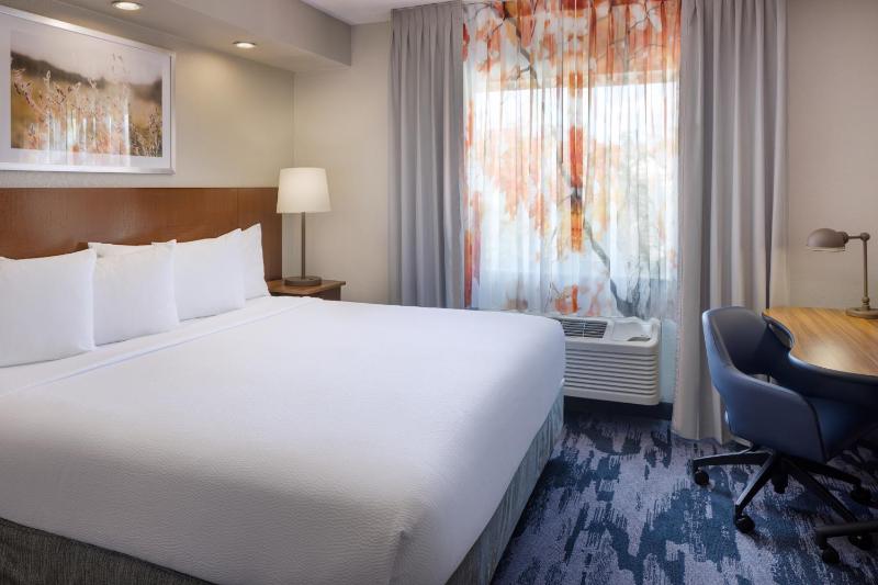 Fairfield Inn & Suites by Marriott Jacksonville Airport - image 4