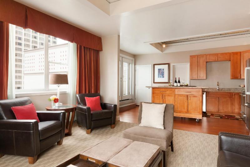 Executive Hotel Vintage Court - image 9