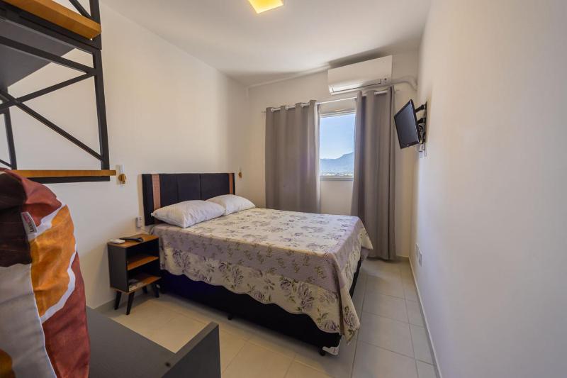 Apto com Ar e 2 Dorm na Vila Mirim perto da Praia - image 15