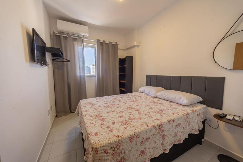 Apto com Ar e 2 Dorm na Vila Mirim perto da Praia - image 8
