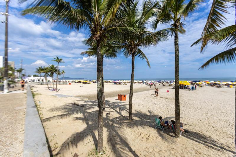 Apto com Ar e 2 Dorm na Vila Mirim perto da Praia - image 1