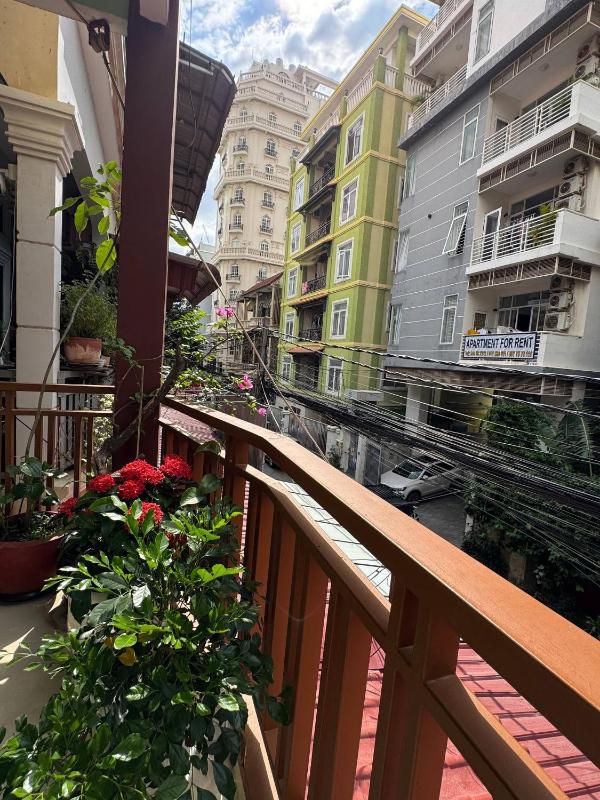 Serene City Hideaway in Phnom Penhs Heart - image 13