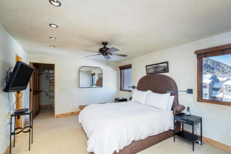 Experience mountain views in this spacious 3-bedroom Telluride Lodge #423 - image 26