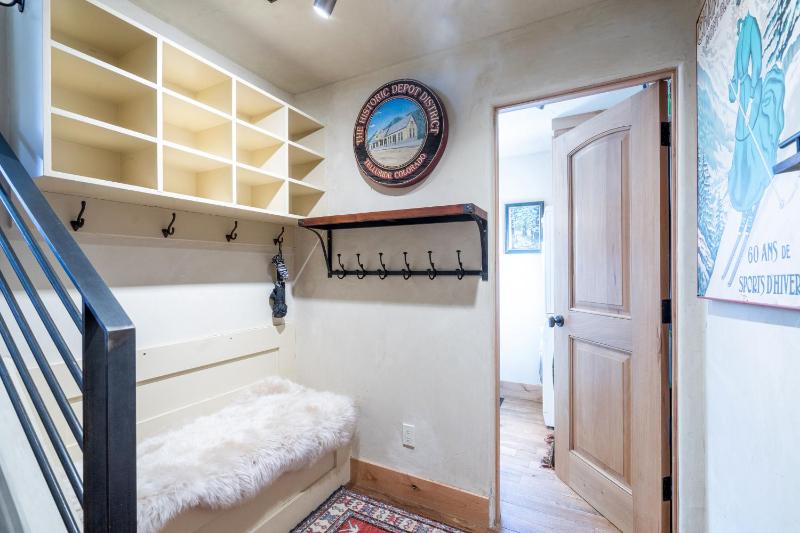 Experience mountain views in this spacious 3-bedroom Telluride Lodge #423 - image 12