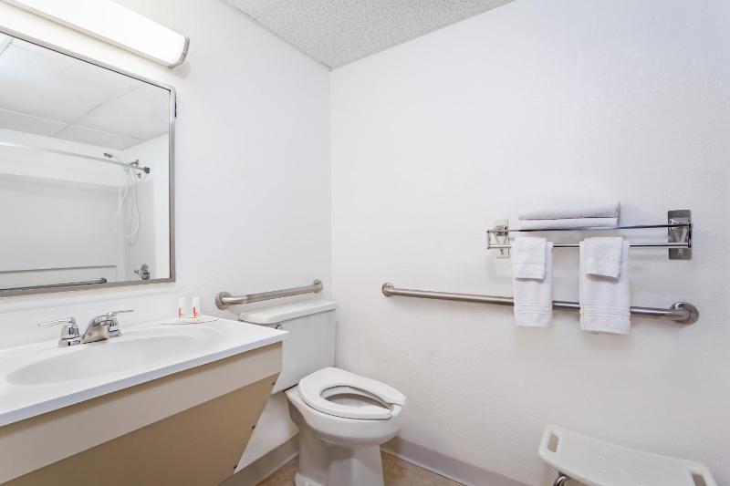 King Room with Bath Tub - Mobility/Hearing Accessible - Non-Smoking image 2
