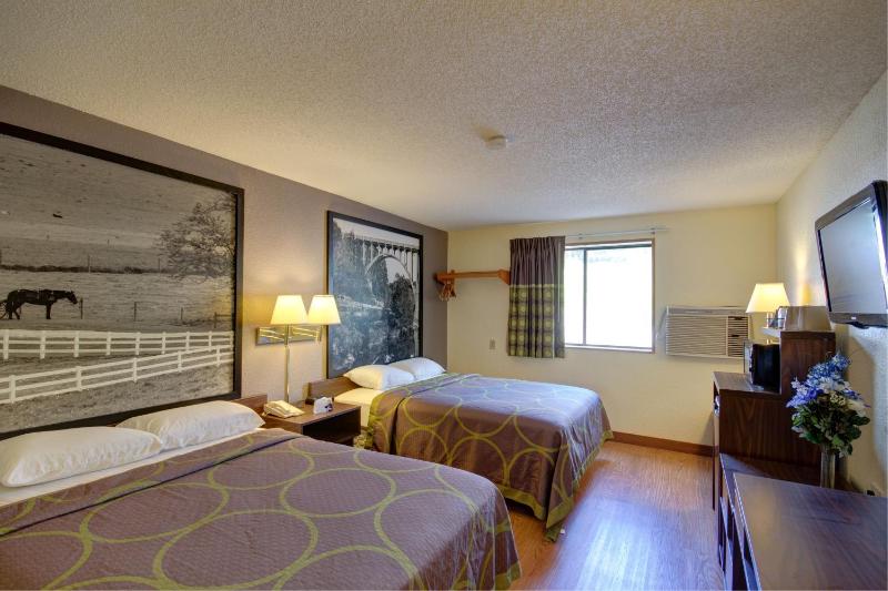 Queen Room with Two Queen Beds - Non-Smoking image 4