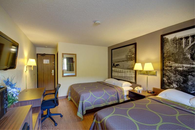 Queen Room with Two Queen Beds - Non-Smoking image 3