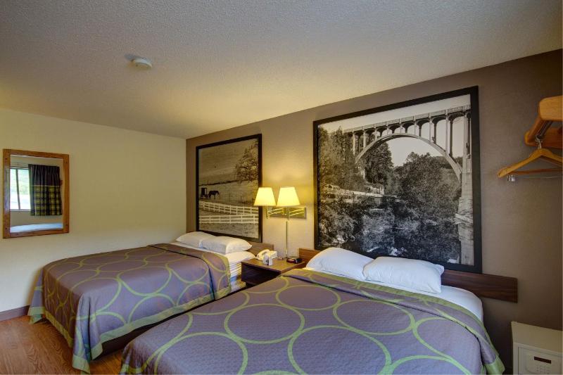 Queen Room with Two Queen Beds - Non-Smoking image 2