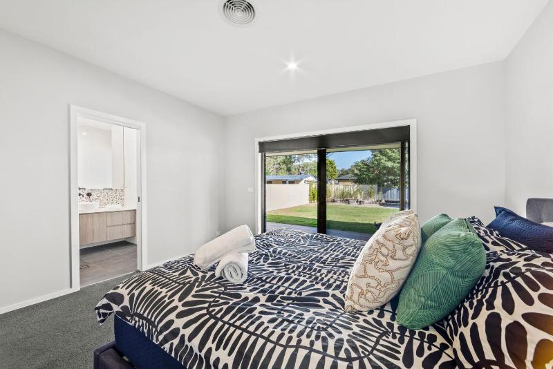 Catch & Relax - Pet Friendly - 4 Mins Walk to Beach - image 8