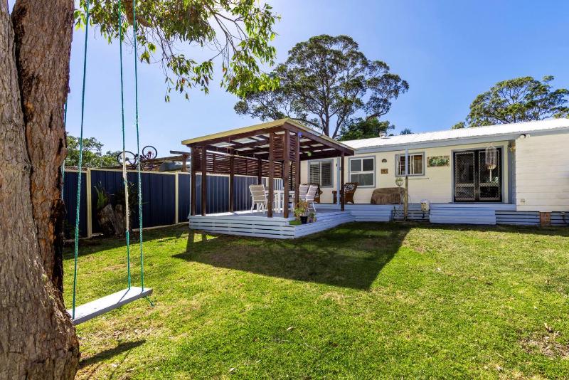 Happy House - Pet Friendly - 5 Min Walk to Beach - image 5