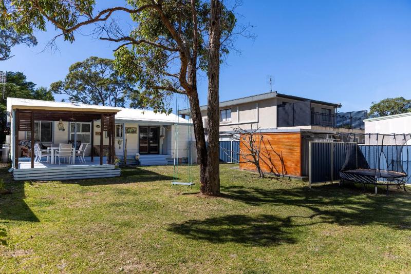 Happy House - Pet Friendly - 5 Min Walk to Beach - image 8