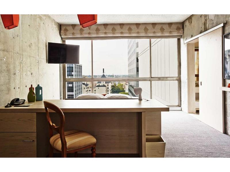 Deluxe King Room image 2