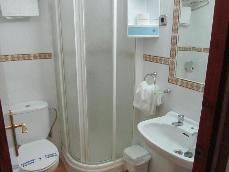 Twin Room with Private Bathroom image 2