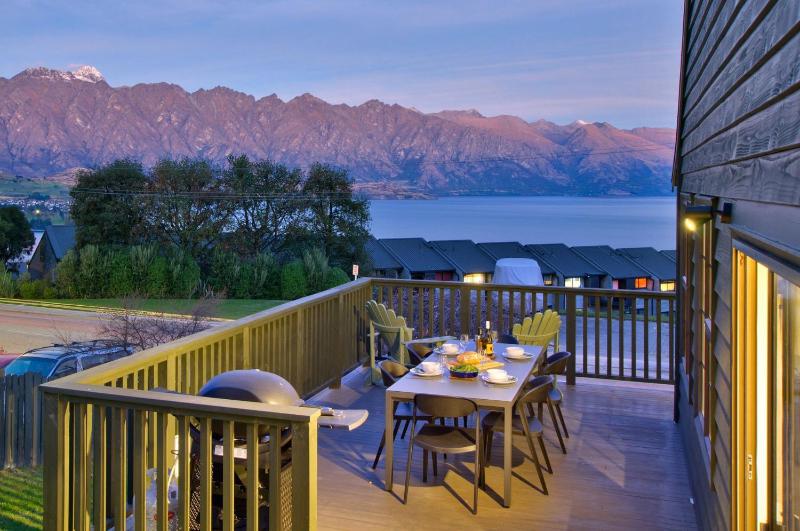 Red Peaks - Spacious stylish house with lake views - image 1