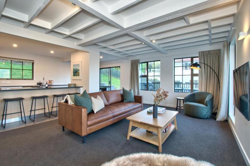 Red Peaks - Spacious stylish house with lake views - image 7