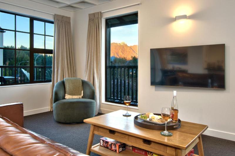 Red Peaks - Spacious stylish house with lake views - image 22