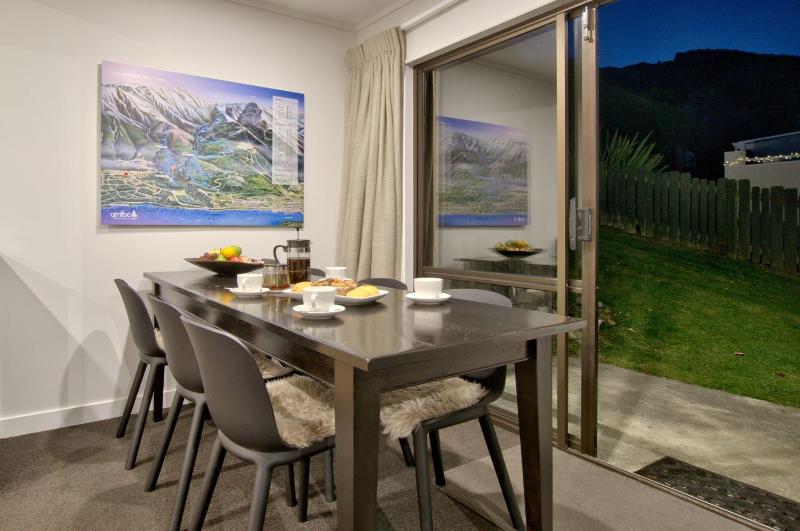 Red Peaks - Spacious stylish house with lake views - image 15