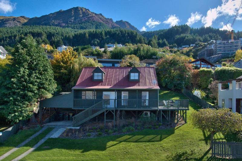 Red Peaks - Spacious stylish house with lake views - image 20