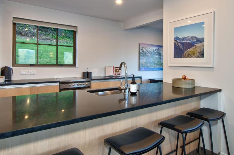 Red Peaks - Spacious stylish house with lake views - image 17