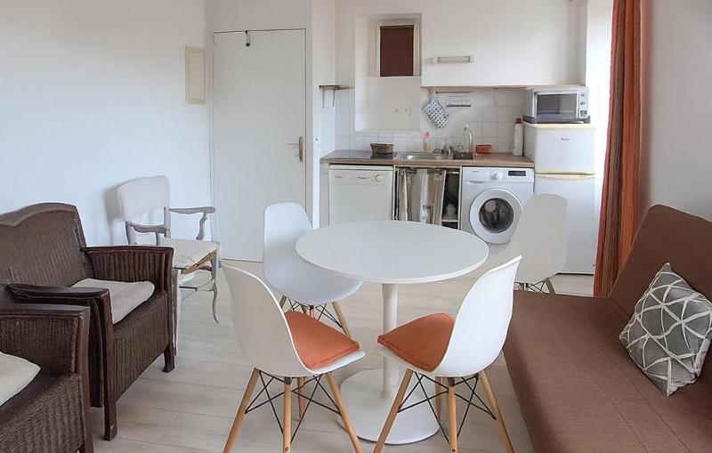 1 Bedroom Amazing Apartment In Carnac - image 2