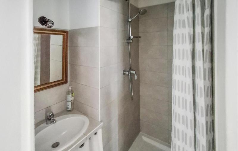 1 Bedroom Amazing Apartment In Carnac - image 4