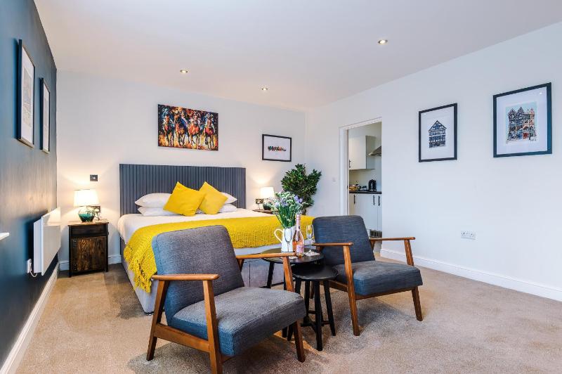 Riverside Studios in the Centre of Chester - image 21