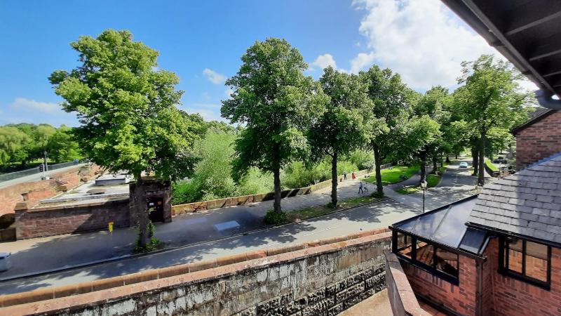 Riverside Studios in the Centre of Chester - image 31