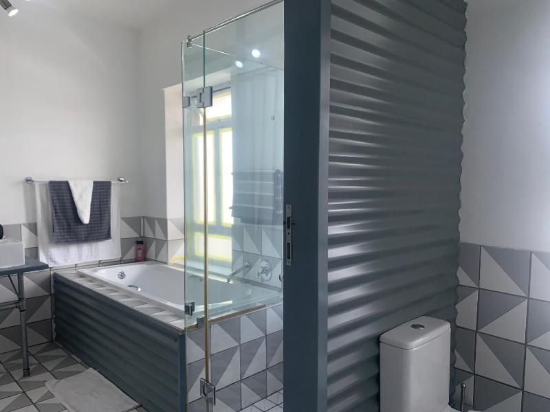 Warm & Luxury Stay at Maboneng with Kingbed HugeTV WiFi - image 15