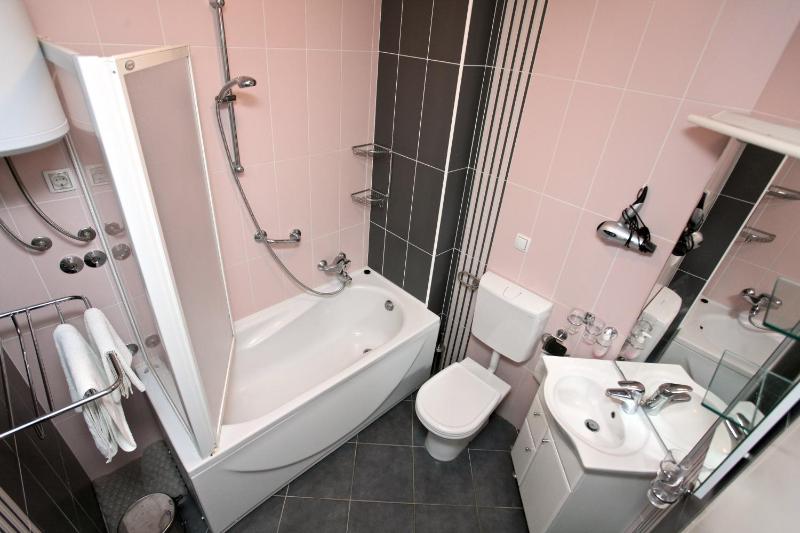 Two-Bedroom Apartment (6 Adults) image 4