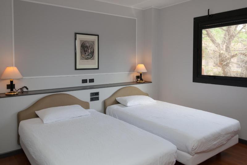 Comfort Twin Room image 4