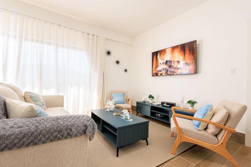 Cozy 2BD Condo Near Beach - image 44