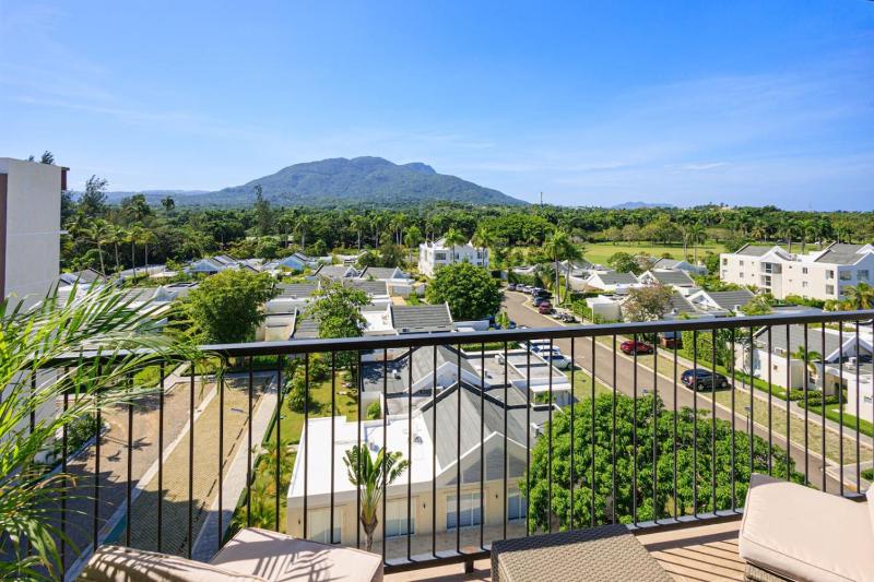 Cozy 2BD Condo Near Beach - image 32
