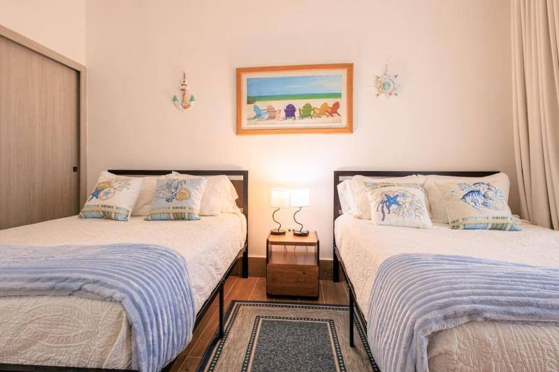 Cozy 2BD Condo Near Beach - image 34