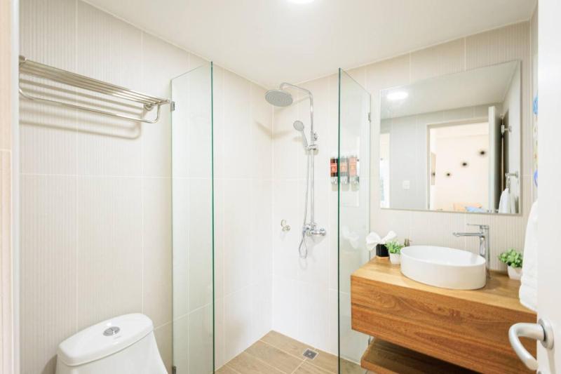 Cozy 2BD Condo Near Beach - image 21