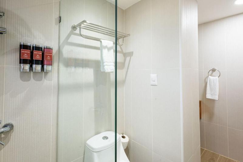 Cozy 2BD Condo Near Beach - image 16