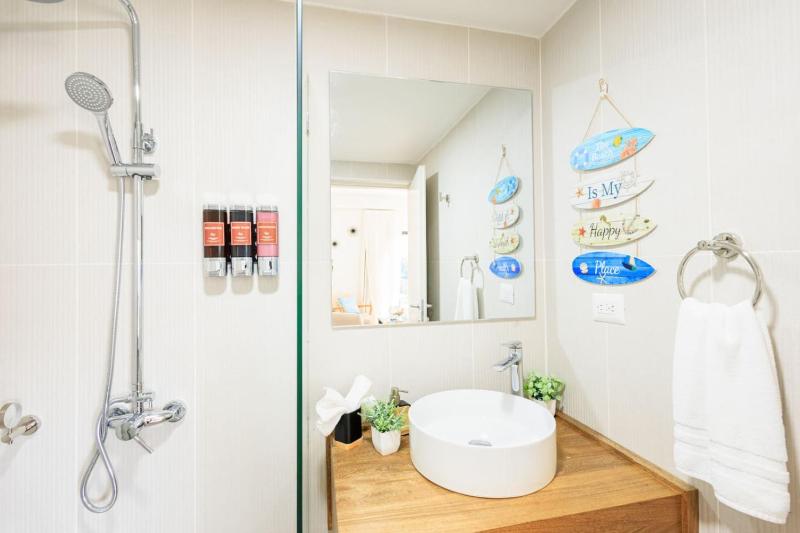 Cozy 2BD Condo Near Beach - image 17