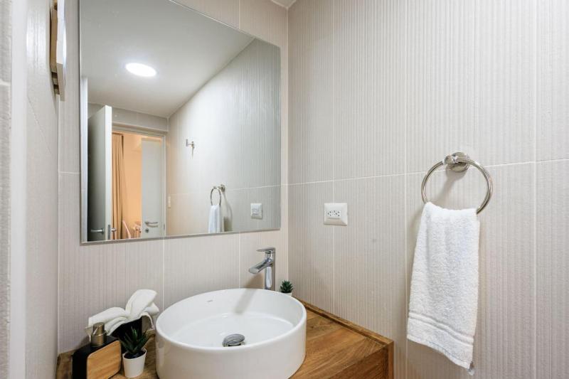 Cozy 2BD Condo Near Beach - image 18