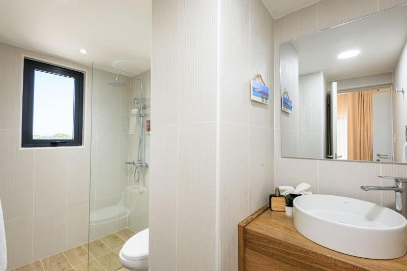 Cozy 2BD Condo Near Beach - image 9