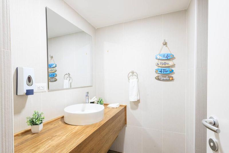 Cozy 2BD Condo Near Beach - image 20