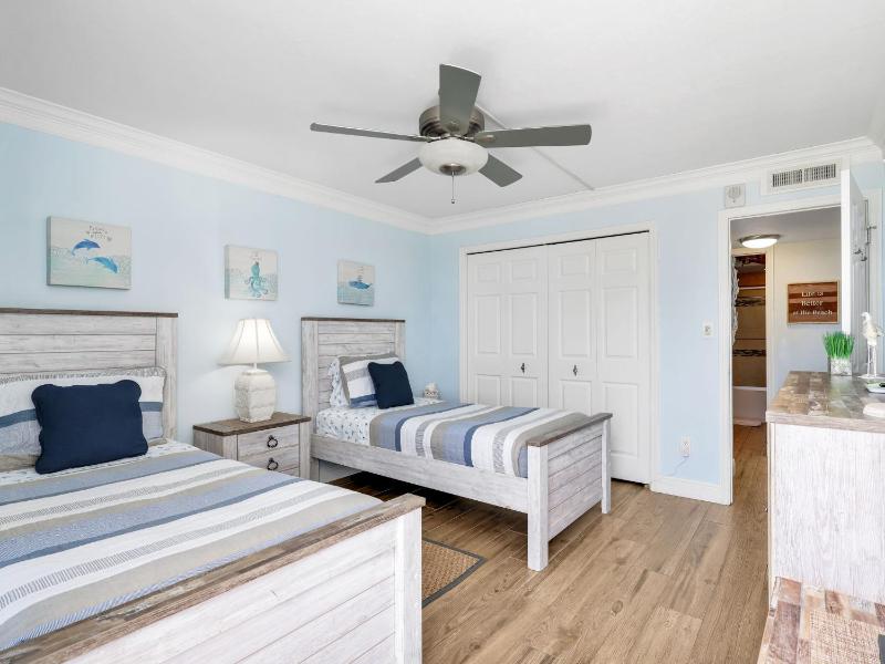 Beachfront apartment with stunning views & wraparound balcony - image 12