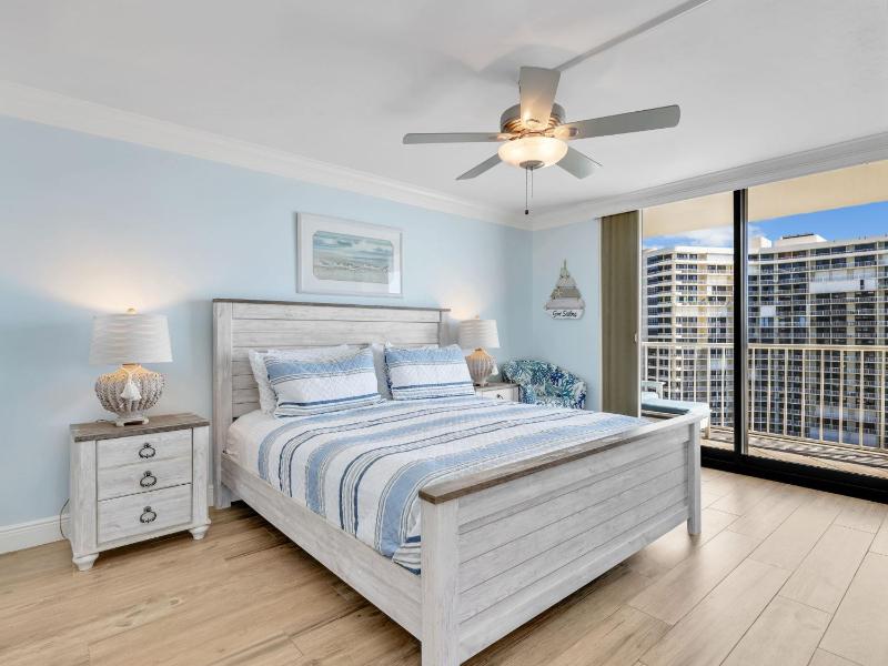 Beachfront apartment with stunning views & wraparound balcony - image 31