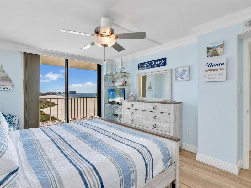 Beachfront apartment with stunning views & wraparound balcony - image 6