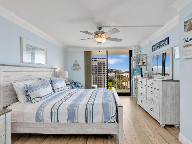 Beachfront apartment with stunning views & wraparound balcony - image 11