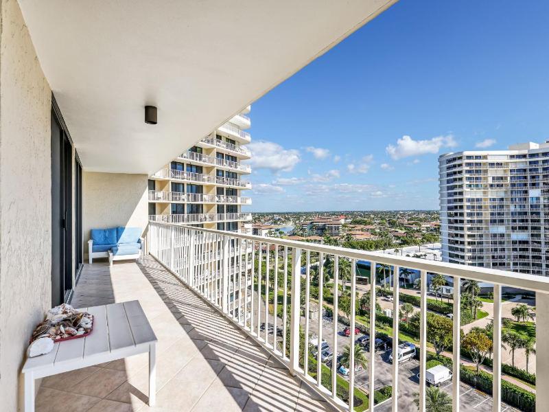Beachfront apartment with stunning views & wraparound balcony - image 9
