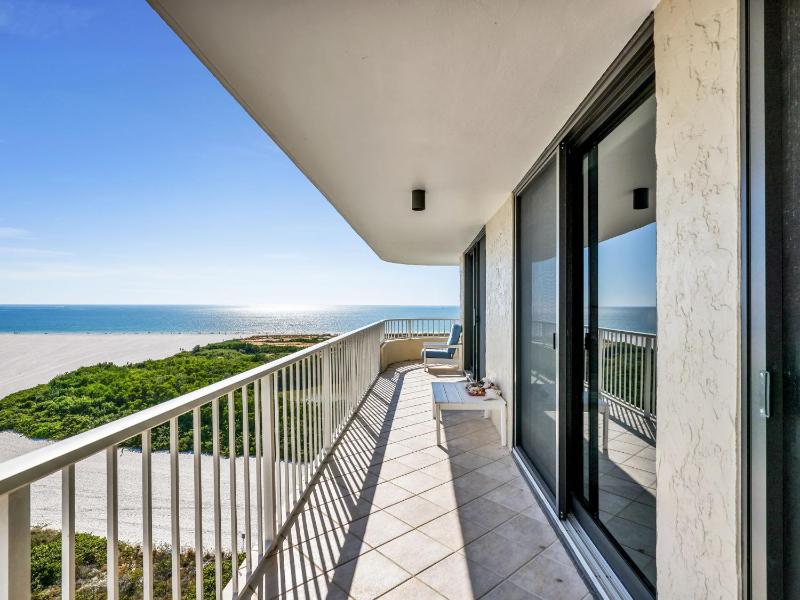 Beachfront apartment with stunning views & wraparound balcony - image 21