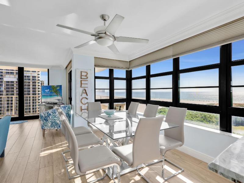 Beachfront apartment with stunning views & wraparound balcony - image 16