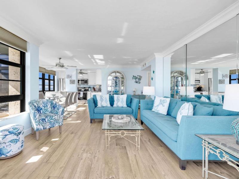 Beachfront apartment with stunning views & wraparound balcony - image 17